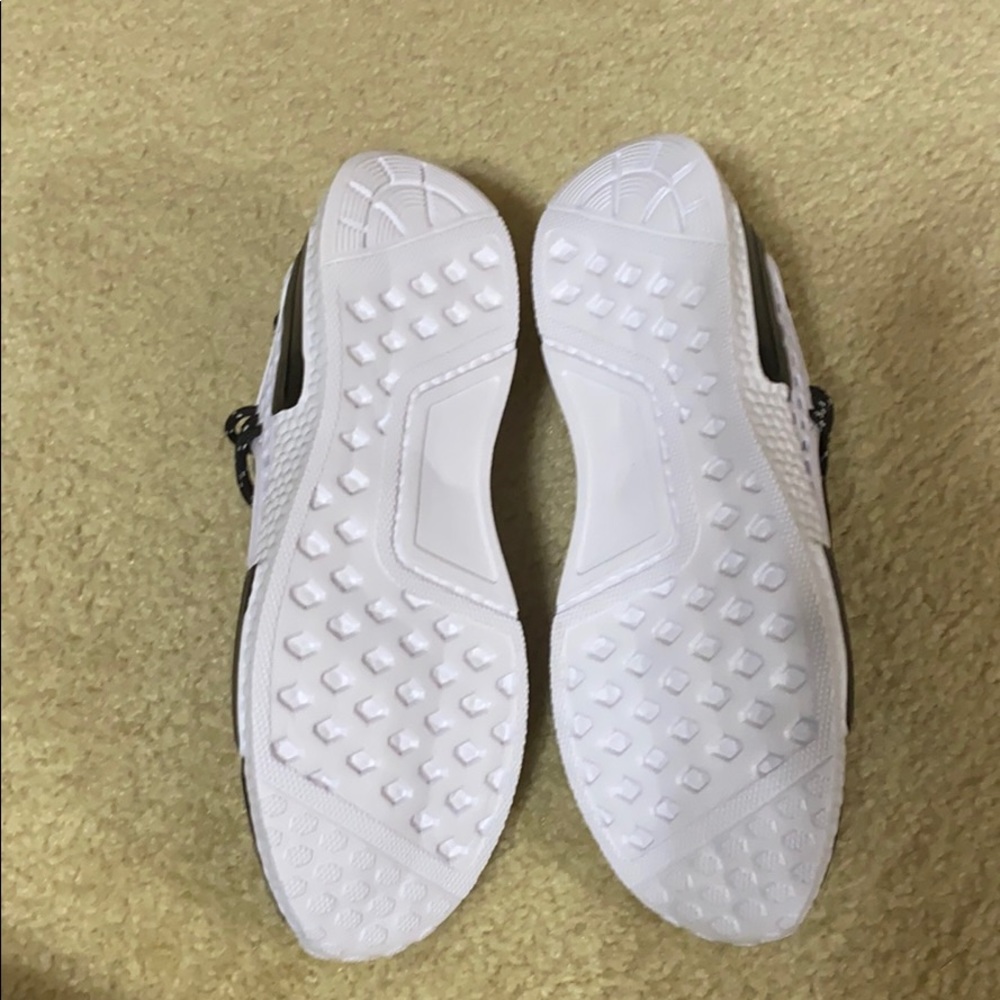 Tennis shoes